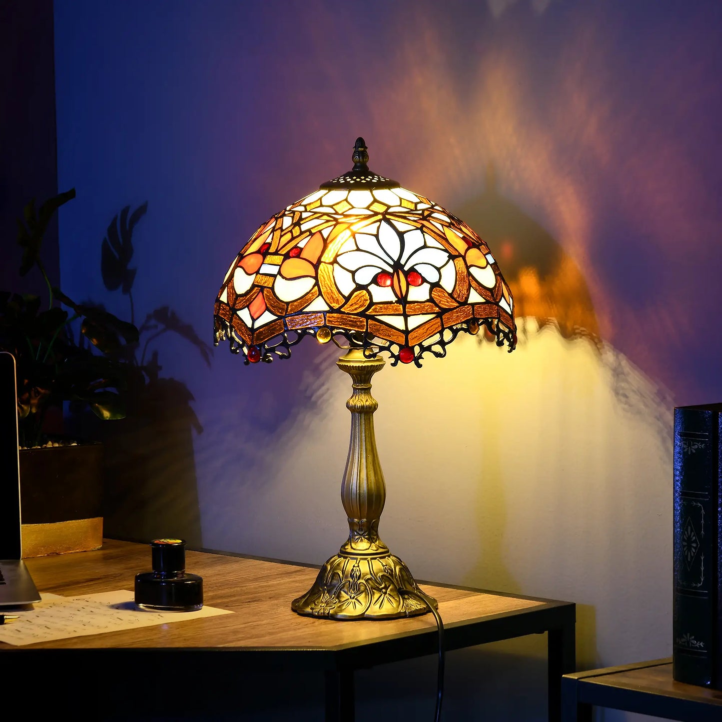 HOMCOM Stained Glass Table Lamp, Handcrafted Artisan Collectible, for Living Room and Bedside, Zinc Alloy