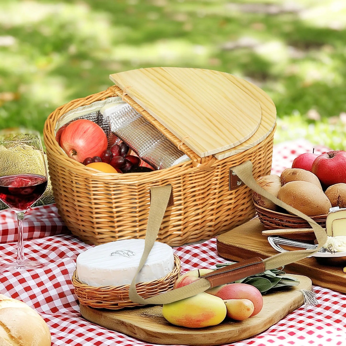 Outsunny Wicker Picnic Basket for 2 with Pine Wood Lid, Picnic Hamper with Cooler Compartment, Carry Handle for Camping, Outdoor, Light Brown