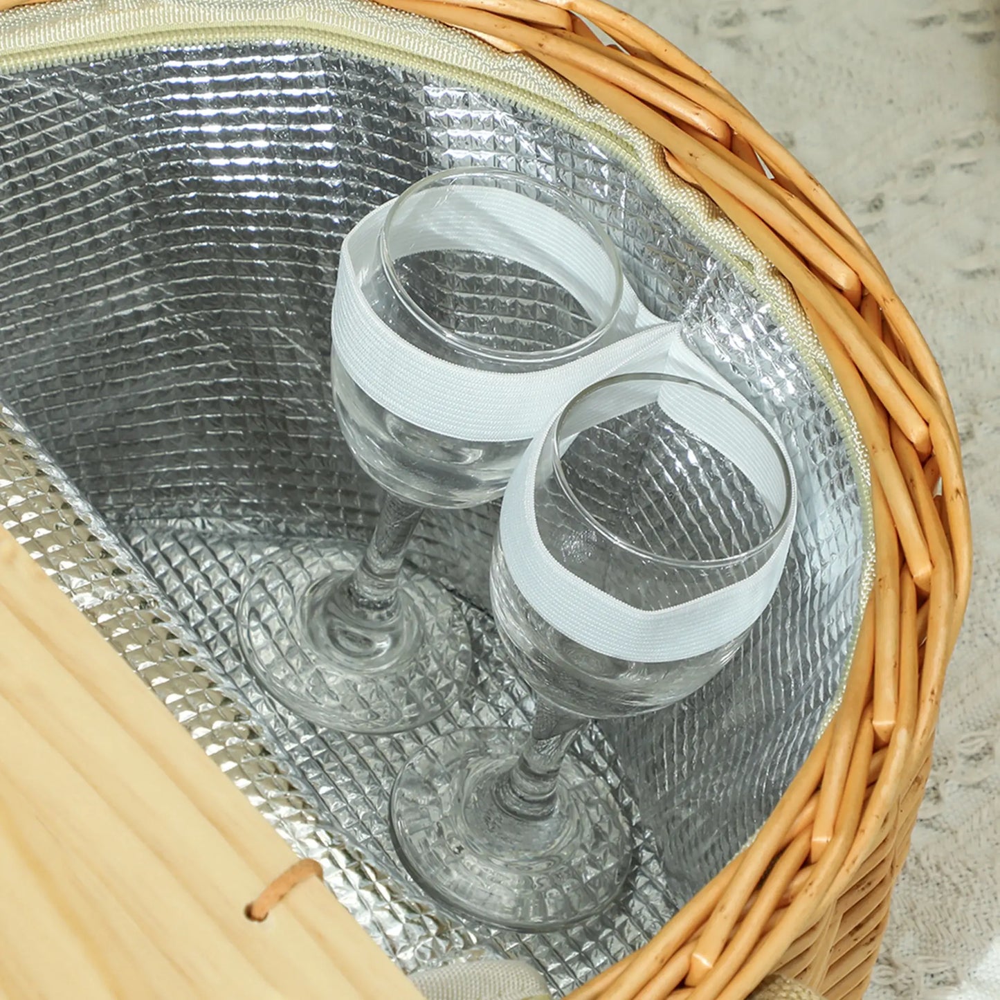 Outsunny Wicker Picnic Basket for 2 with Pine Wood Lid, Picnic Hamper with Cooler Compartment, Carry Handle for Camping, Outdoor, Light Brown