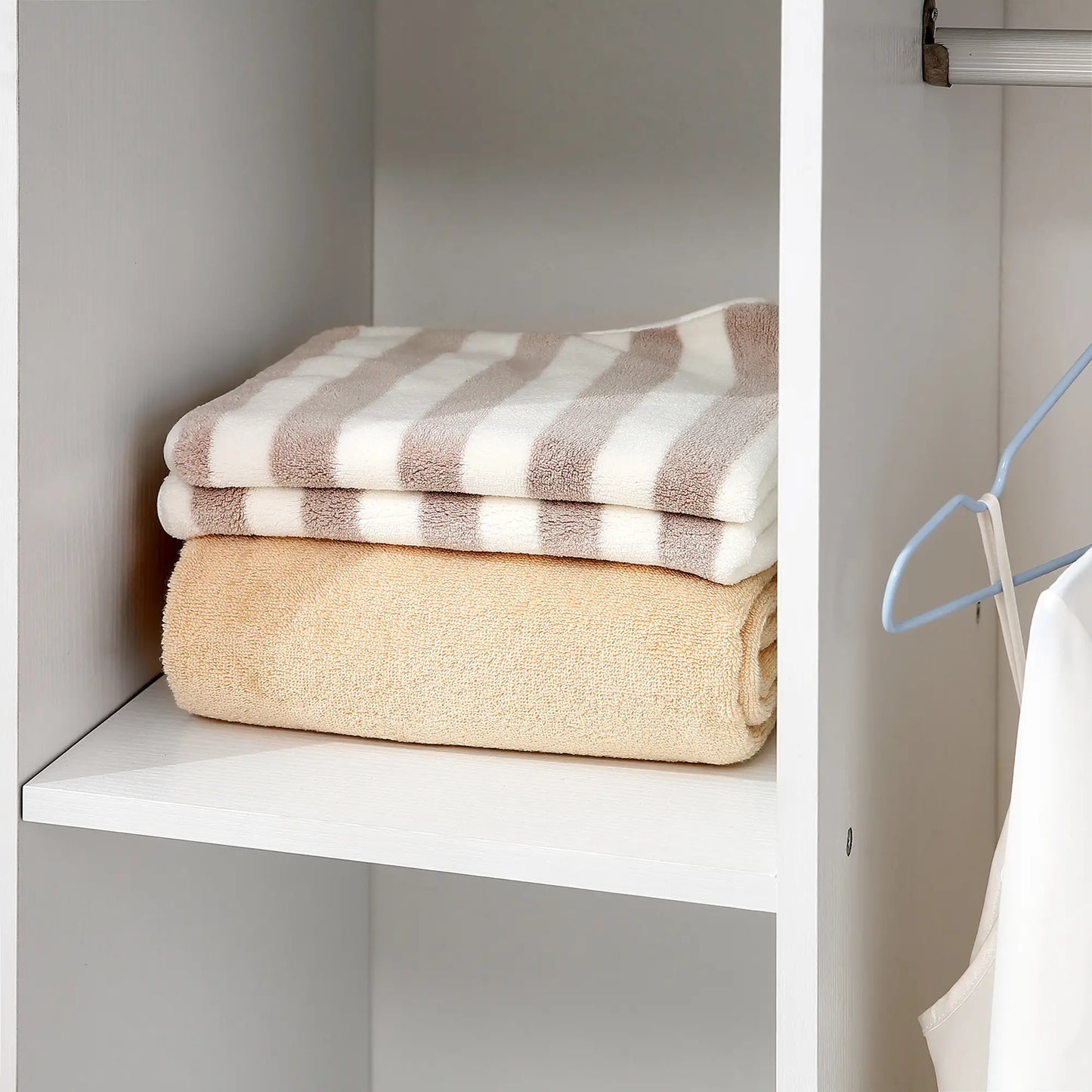 HOMCOM Open Wardrobe on Wheels, Bedroom Wardrobe with Clothes Hanging Rail, 3 Storage Shelves Rack, White