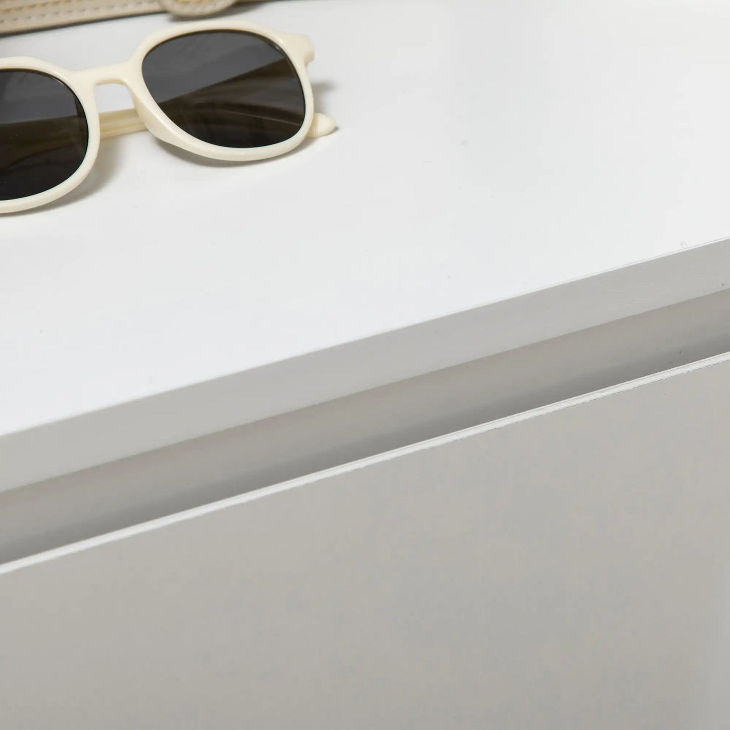 HOMCOM Chest of Three Storage Drawers with Anti-Tipping Straps - White