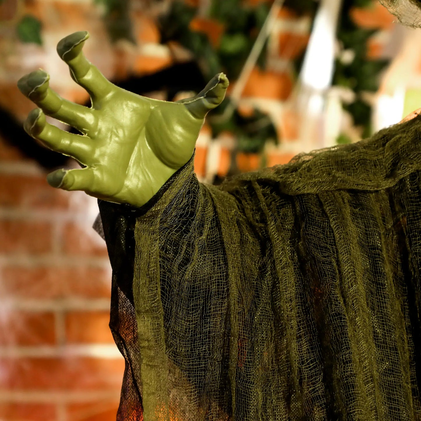 Outsunny 170 cm Hanging Halloween Animated Spooky Witch with Glowing LED Eyes, Scary Halloween Decorations, Battery Operated